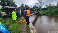 Basarnas menyusuri Sungai Sempor untuk mencari siswa yang hanyut, Jumat (21/2/2020).