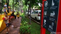 Taman Danau Dampelas juga dilengkapi papan informasi berisi ajakan untuk menjaga kebersihan dan kerapihan di kawasan taman tersebut. Ajakan untuk membuang sampah pada tempatnya hingga menjaga beragam fasilitas yang ada di taman itu terlihat di papan informasi tersebut.