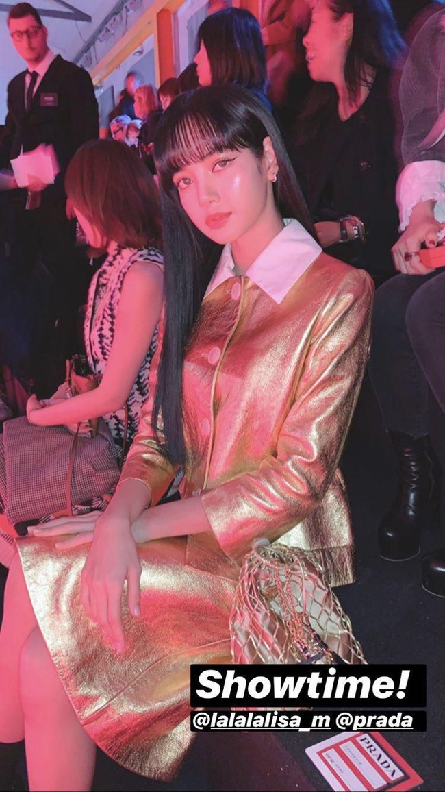 Seperti member Blackpink lain, Lisa pun menjadi langganan fashion show. Sebagai artis global, Lisa Blackpink telah diundang ke sejumlah acara fashion, mulai dari Celine, Michael Kors, hingga Mulberry. Foto: Instagram Prada