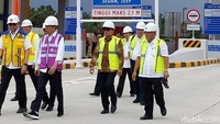 Dengan adanya infrastruktur jalan tol ini, kata Jokowi, semuanya akan menjadi cepat untuk mobilitas barang dan masyarakat.