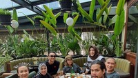 Sebelum menikah, Jane dan Arsya sempat menjalin hubungan untuk saling mengenal satu sama lain. Proses pdkt ini dilakukan Arsya sambil kulineran seru bareng keluarga Jane. Foto: instagram Jane Shalimar dan Arsya Wijaya