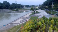 Satu per satu, Banjir Kanal Barat selesai dinormalisasi. Sisi-sisi yang bisa digarap selesai digarap. Jalan inspeksinya difungsikan lagi sebagai ruang aktivitas warga dan dilengkapi jogging track. (Angling Adhitya Purbaya/detikcom)