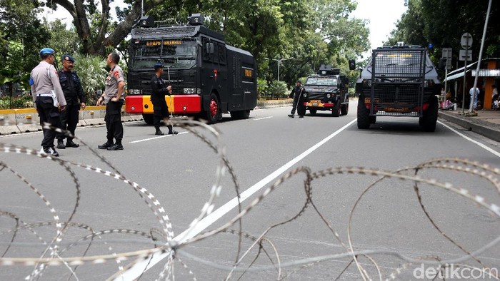 Pengamanan aksi 212 mulai diperketat. Polisi pun melakukan penutupan beberapa ruas jalan di sekitar Monas.