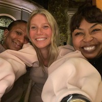 Gwyneth Paltrow dan perusahaan miliknya, Goop, menggelar pesta khusus para wanita yang mendiskusikan tentang kecantikan. Dalam acara yang diadakan di Los Angeles pada Kamis (20/02/2020) tersebut, dia juga memperkenalkan rangkaian produk perawatan kulit GOOPGLOW. Foto: Instagram/@gwynethpaltrow