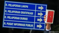 Dua ponsel pintar itu hadiah yang disiapkan MAKI dalam sayembara mencari dua buronan KPK, eks Sekretaris Mahkamah Agung Nurhadi dan eks caleg PDI-P Harun Masiku.