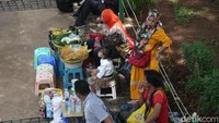 Rata-rata dari mereka menjajakan makanan dan minuman.
