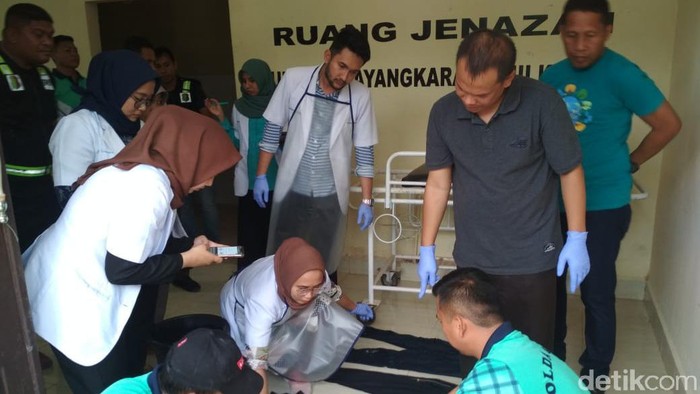 Tim forensik RS Bhayangkara Polda Sulawesi Tenggara memeriksa tulang manusia yang ditemukan tanpa kepala di Buton Selatan.