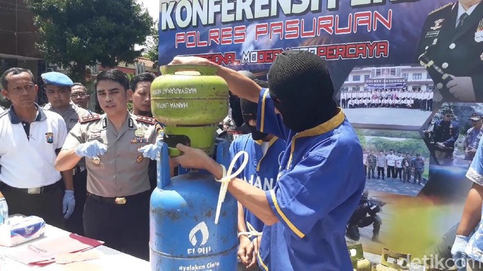 Dua sahabat oplos elpiji subsidi ke elpiji komersial