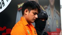 Aulia Farhan hanya tertunduk lesu saat dirilis oleh polisi. Tidak ada kata-kata yang keluar dari mulutnya saat itu.