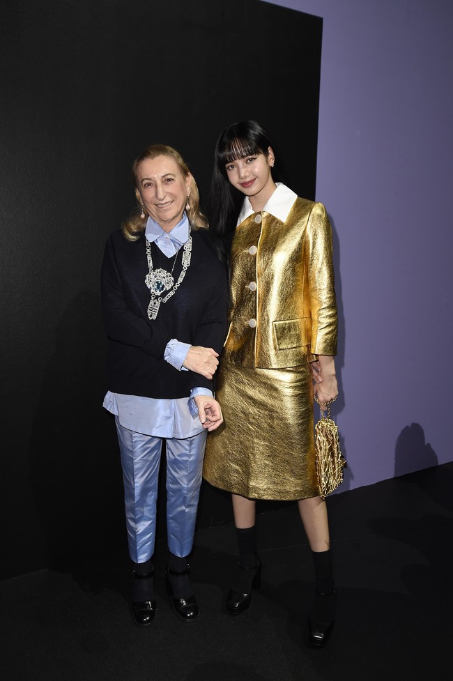 Lisa Blackpink pun berkesempatan untuk bertemu dengan sang desainer, Miucci Prada. Aku menyukai acaranya. Acaranya menakjubkan dan aku sangat ingin memakai semua bajunya. Terima kasih sudah mengundangku, ungkapnya kepada Miucci. Foto: Getty Images/Pietro S. DAprano