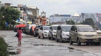 Kendaraan yang parkir di jalan tersebut rata-rata adalah mobil.
