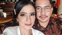  Dimas Akira mantap melamar Sheila pada bulan Desember tahun lalu. Keduanya membagikan momen bahagia tersebut di Instagram. Foto: Instagram @dmustakira