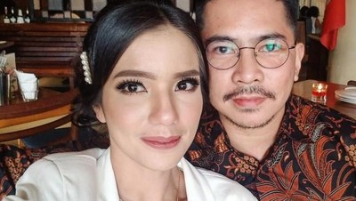 Gaya Keren Dimas Akira, Suami Sheila Marcia Saat Kulineran Seru
