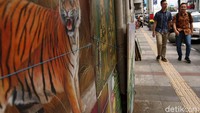 Meski tidak seramai seperti 10 tahun ke belakang, setiap akhir pekan atau libur panjang banyak wisatawan yang memborong lukisan di jalan tersebut.