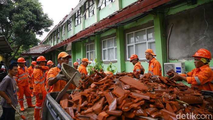 Atap bangunan SMKN 24 Jakarta, Cipayung, Jakarta Timur, roboh, pada Jumat (21/2/2020) pukul 02.45 WIB. Terdapat delapan bangunan kelas yang rusak berat.