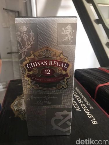 Gudang Miras-Rokok Ilegal di Batam Digerebek, Sejumlah Orang Diamankan