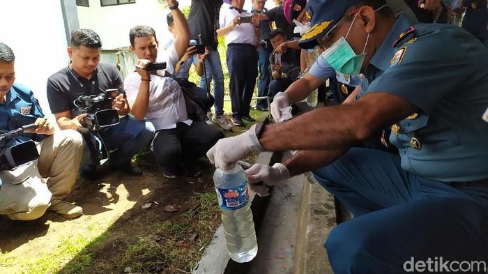 Lantamal VIII musnahkan cap tikus hasil razia sebanyak 2.700 liter atau seharga Rp 800 juta (Angelica Rawis/detikcom)