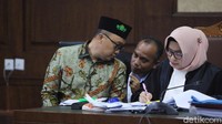 Selain itu, Imam Nahrawi didakwa menerima gratifikasi Rp 8,6 miliar. Uang gratifikasi itu berasal dari Sekjen KONI Ending Fuad Hamidy hingga anggaran Satlak Prima.