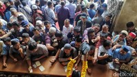 Massa tampak antre di loket sepatu usai melaksanakan salat Jumat.