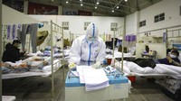 Seorang petugas medis tengah memantau kondisi para pasien yang menjalani perawatan kesehatan di rumah sakit darurat tersebut. Chinatopix via AP Photo.