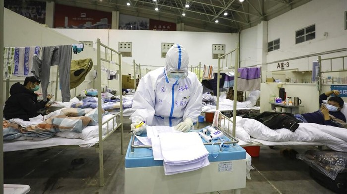 Banyaknya jumlah orang yang postif virus corona di Wuhan membuat sejumlah lokasi disulap jadi rumah sakit darurat. Yuk, lihat aktivitas para pasien di rs itu.