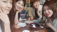 Ngobrol bareng teman-temannya di kafe, Seo Ji Hye memesan banyak makanan enak. Mulai dari hidangan utama sampai dessert yang menggugah selera. Foto: Instagram jihye8024