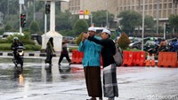 Sejumlah peserta aksi tampak mulai mendatangi kawasan sekitar Monas.