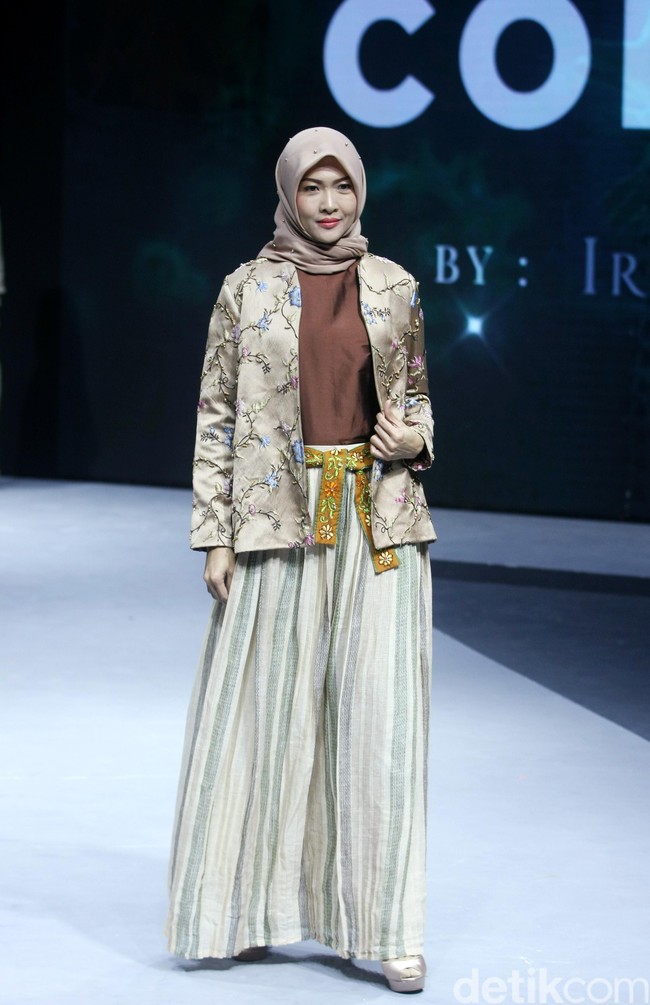 Irna Mutiara dari Label Irna La Perle menampilkan koleksi busana muslim bertema Corona di ajang mode Muslim Fashion Festival [Muffest] 2020, Kamis [20/2/2020]. Foto: Mohammad Abduh/Wolipop.