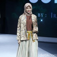 Irna Mutiara dari Label Irna La Perle menampilkan koleksi busana muslim bertema Corona di ajang mode Muslim Fashion Festival [Muffest] 2020, Kamis [20/2/2020]. Foto: Mohammad Abduh/Wolipop.