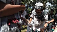 Sebagian dari mereka wudhu menggunakan air mineral.