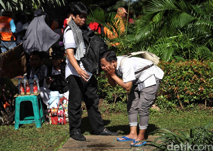 Massa Aksi 212 Salat Asar Berjemaah di Medan Merdeka Barat Massa Aksi 212 melaksanakan salat asar berjemaah di Jalan Medan Merdeka Barat, Jakarta, Jumat (21/2/2020). Salat berjemaah dilakukan di sela-sela aksi.
