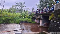 Berdasarkan informasi yang dihimpun, masih ada siswa yang belum ditemukan, sedangkan beberapa siswa lainnya sudah pulang. Warga pun ramai-ramai mendatangi lokasi kejadian.