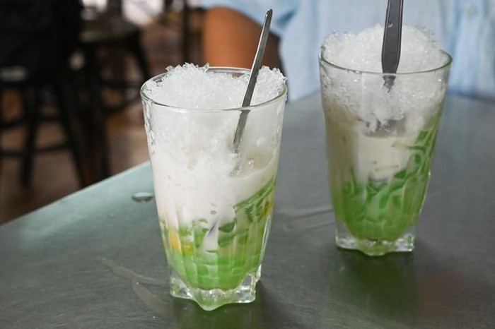 perbedaan es cendol dan es dawet Ice cendol is Indonesian traditional beverage.