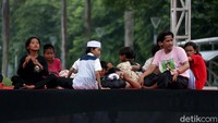 Sejumlah orang tampak duduk di panggung yang berada di area Monas jelang aksi 212.