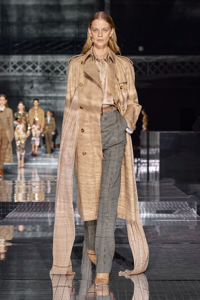 Fashion show terbaru Burberry ready to wear fall/winter 2020 yang diadakan di Olympia, London Fashion Week 2020, London, Inggris, Senin [17/2/2020]. Foto: dok. Vouge.