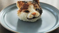 Lihat nih onigiri kepala kucing yang sudah jadi! Ada mata, hidung, dan mulut yang membuatnya seperti kucing sungguhan. Foto: Onigiri Gekijou