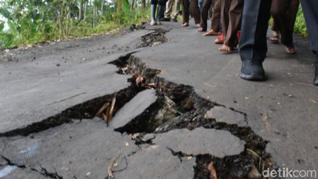 15 Ha Tanah di Batang Ambles Sedalam 50 Cm, 1 Desa Nyaris Terisolir