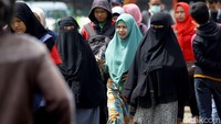 Kawasan Stasiun Tanah Abang pun mulai ramai oleh para peserta aksi 212 yang tiba usai menggunakan transportasi KRL dan akan menuju ke kawasan Monas.