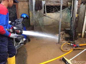 Banjir di Rawajati Surut, Petugas Bersihkan Lumpur-Buka Akses Jalan Warga