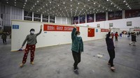 Para pasien virus corona juga rutin berolahraga di dalam ruangan rumah sakit darurat tersebut. Salah satu olahraga yang dilakukan oleh para pasien virus corona itu adalah senam maupun olahraga ringan lainnya. Chinatopix via AP Photo.