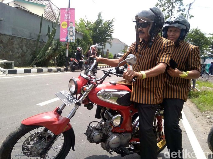 Pasangan Bagyo Wahyono-FX Supardjo (Bajo) siap maju di Pilkada Solo. Bagyo bekerja sebagai penjahit, sementara Supardjo adalah Ketua RW di Pajang, Laweyan.