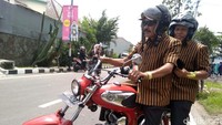 Mengendarai motor tua, pasangan Bagyo Wahyono-FX Supardjo mendatangi KPU Surakarta hari ini, Jumat (21/2/2020).