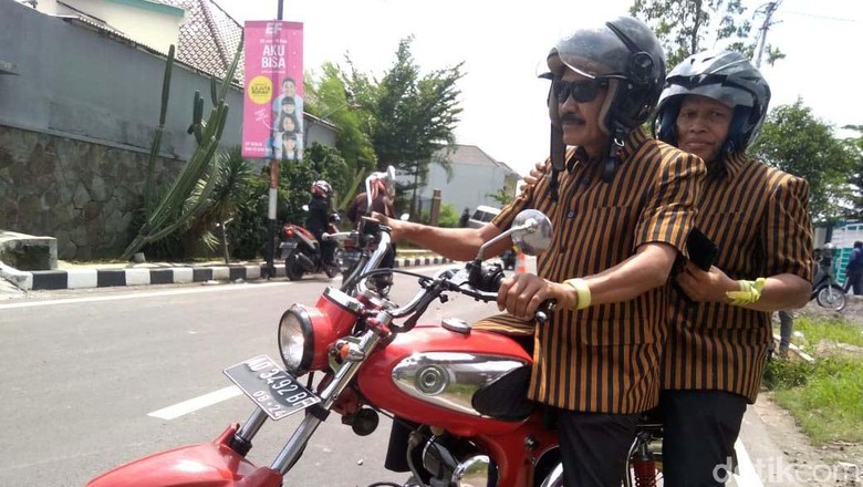 Penjahit-Pak RW Siap Lawan Gibran/Purnomo Pasangan Bagyo Wahyono-FX Supardjo (Bajo) siap maju di Pilkada Solo. Bagyo bekerja sebagai penjahit, sementara Supardjo adalah Ketua RW di Pajang, Laweyan.