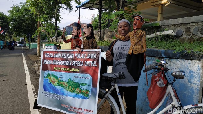 Aksi Cipto Raharjo (53) tergolong nekat. Terdorong keinginan bertemu Presiden Jokowi, pria asli Brebes, Jateng ini nekat bersepeda keliling Pulau Jawa.