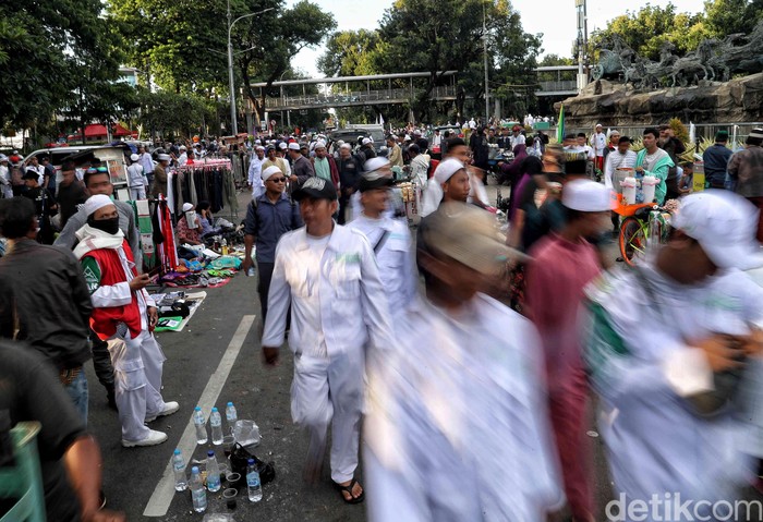 Massa Aksi 212 Membubarkan Diri Massa Aksi 212 mulai membubarkan diri. Satu per satu peserta aksi tampak meninggalkan lokasi demo di kawasan Monas.