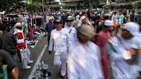 Massa Aksi 212 mulai meninggalkan lokasi demo di kawasan Patung Kuda, Jakarta, Jumat (21/2/2020).