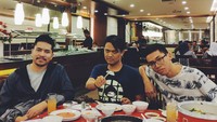 Makan daging sepuasnya Dimas dan teman-temannya sampai kewalahan menghabiskan hidangan grill dan shabu-shabu yang mereka ambil. Foto: Instagram @dmustakira