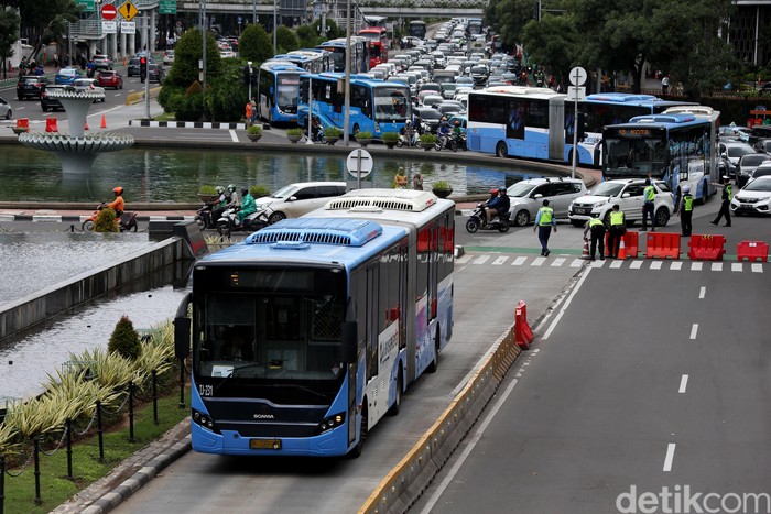 Ruas jalan di sekitar Monas ditutup jelang aksi 212. Walaupun begitu, moda transportasi massal bus TransJakarta tetap beroperasi.