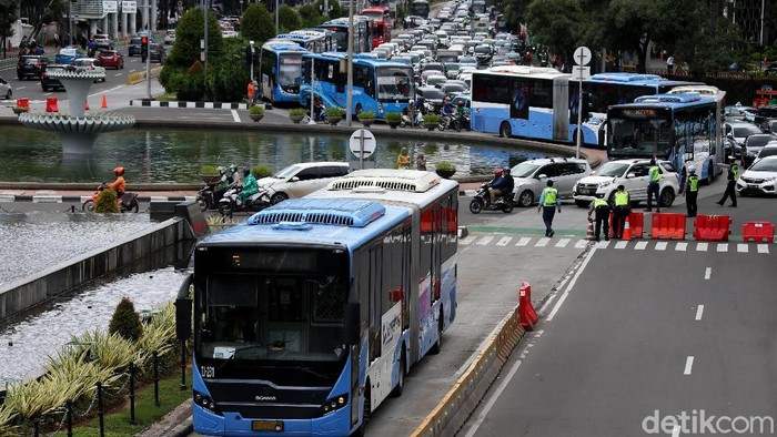 Ruas jalan di sekitar Monas ditutup jelang aksi 212. Walaupun begitu, moda transportasi massal bus TransJakarta tetap beroperasi.