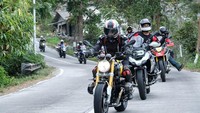 Nikita Mirzani menunggangi moge tetap menggunakan perlengkapan riding yang lengkap. Mulai dari helm, jaket riding, sarung tangan hingga protektor lutut ia kenakan.Foto: Instagram @nikitamirzanimawardi_17